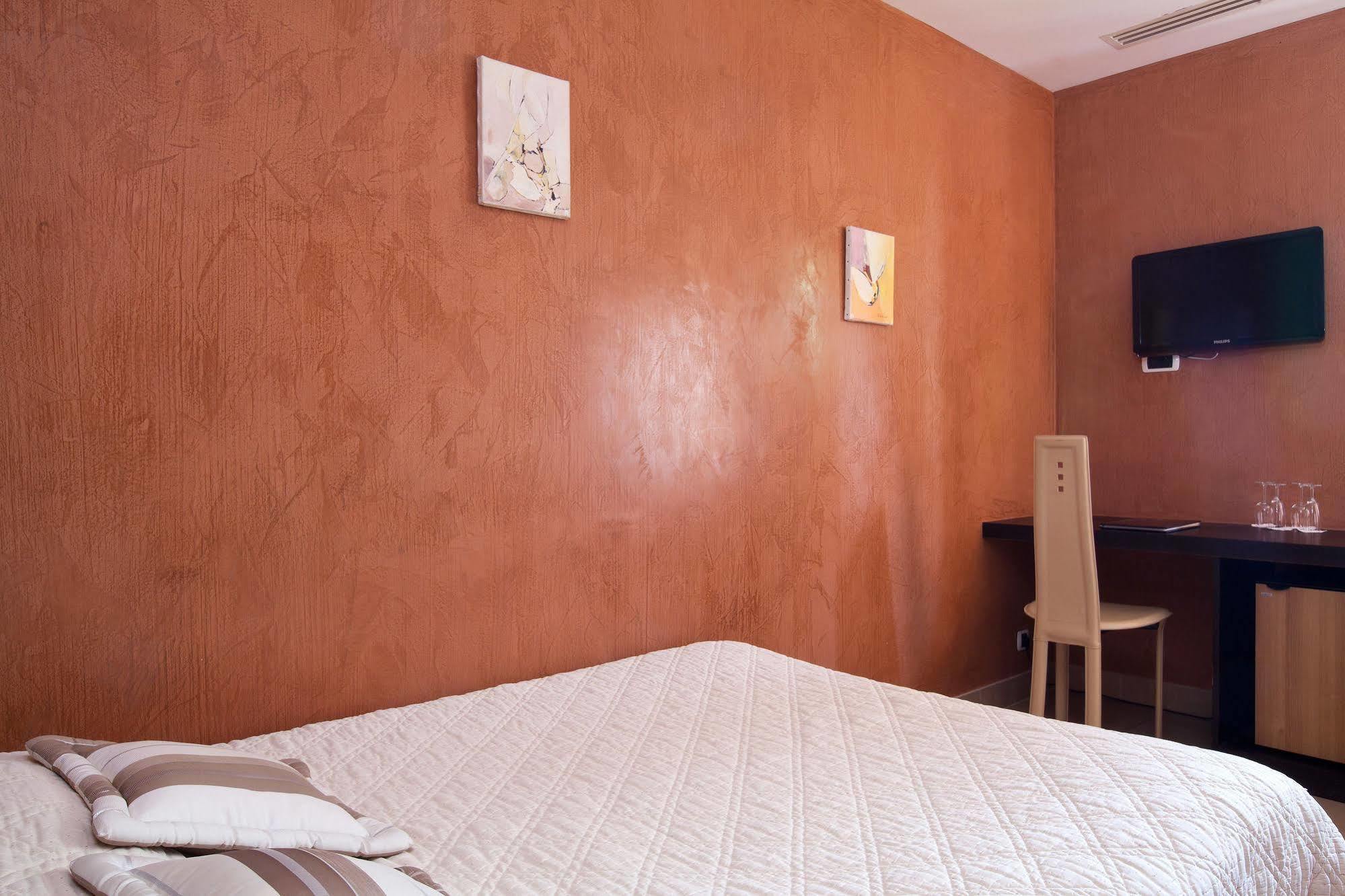 Hostellerie Du Chateau Des Fines Roches Шатонёф-дю-Пап Экстерьер фото